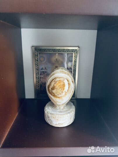 Каменные статуэтки, ваза, яйцо