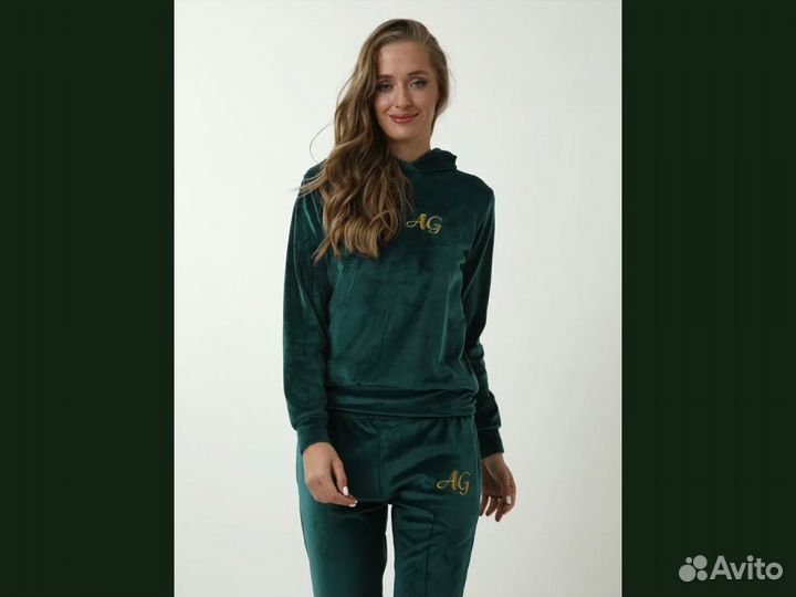 Велюровый спортивный костюм женский