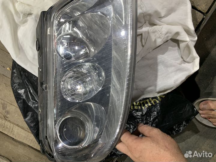 Фара правая volkswagen touareg с дефектом