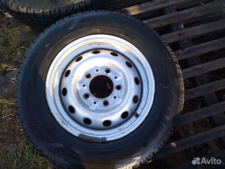 Продам резину летнюю на ниву