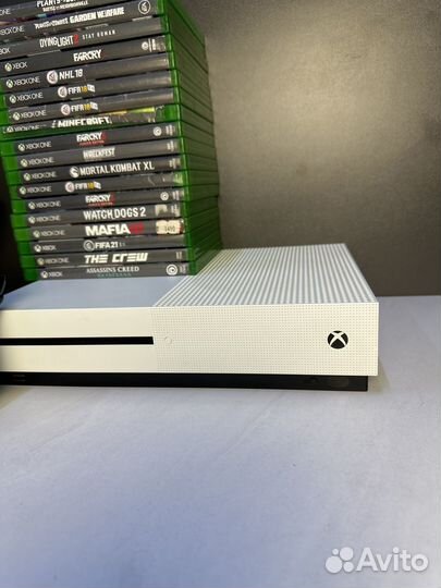 Xbox one s 2 геймпада 1tb + диски