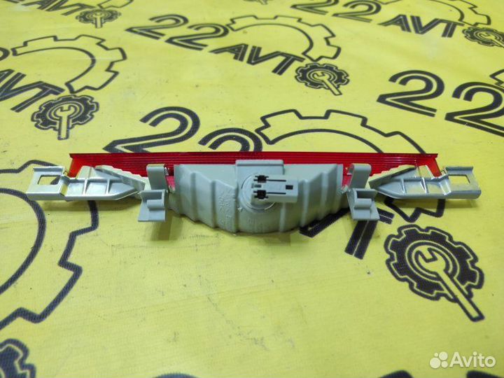 Стоп сигнал в крышку багажника Toyota Corolla