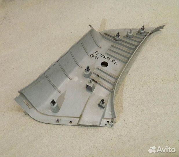 Обшивка стойки задней правой Ford Escape 1
