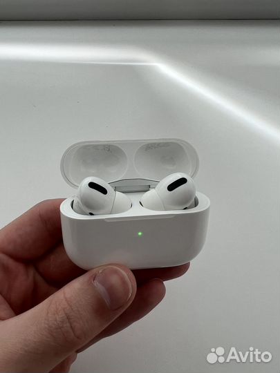 AirPods Pro with Wireless Charging Case (оригинал)