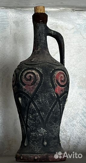 Глиняный кувшин для вина