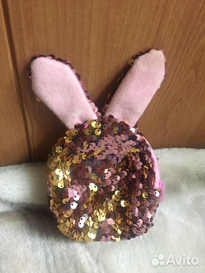 Подвижная кукла с кроваткой, полочкой и одеждой