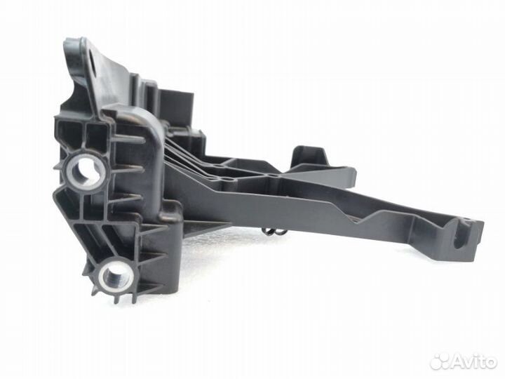 Кронштейн замка капота правый Mercedes-Benz