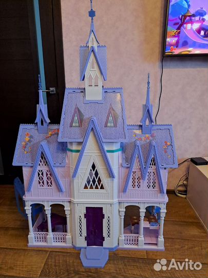 Большой кукольный домик с мебелью