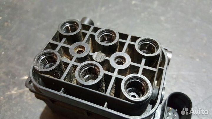 Блок клапанов пневмоподвески Porsche Cayenne 957