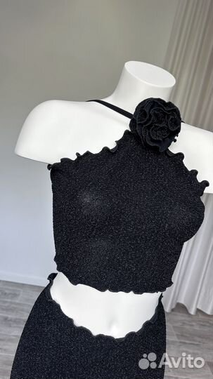 Топ блестящий с цветком и голой спиной