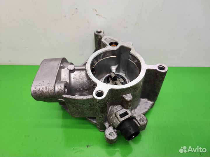 Насос вакуумный 06L145100F Шкода Октавия А7, VW