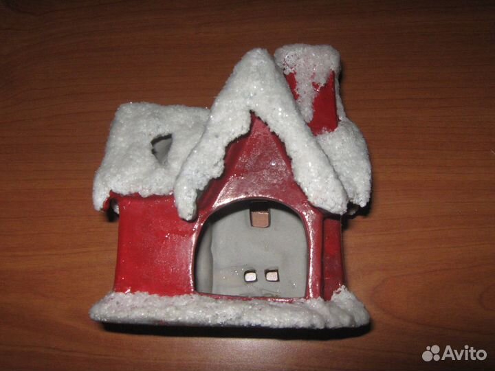 Домик и игрушки под елкую