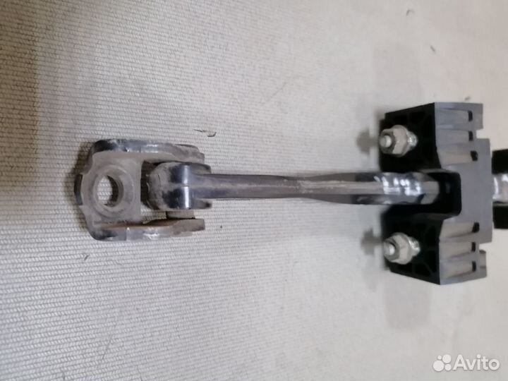 Ограничитель двери Opel Astra H 2004-2015