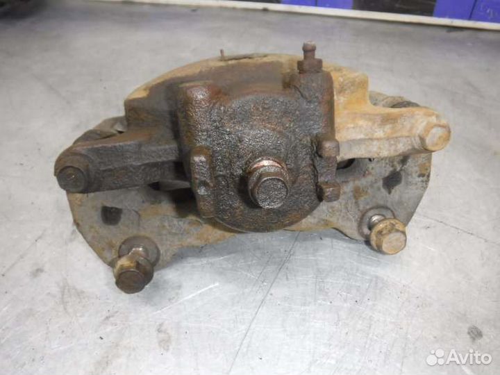 Суппорт передний левый Mitsubishi Pajero Sport 2