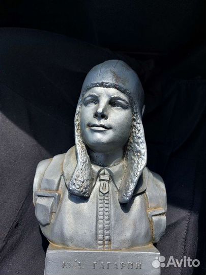 Бюст Ю. Гагарин