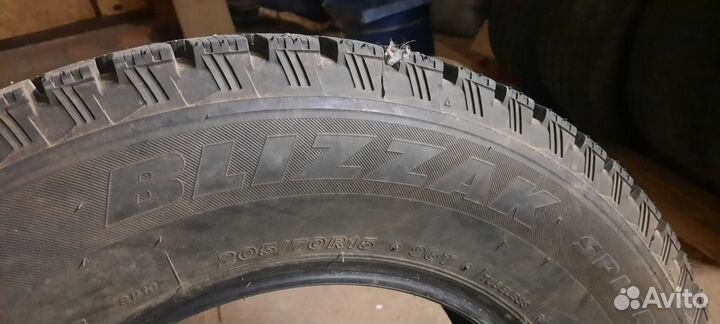 Bridgestone Blizzak Spike-02 SUV 205/70 R15