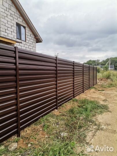 Забор из евроштакетника. Горизонтальный монтаж