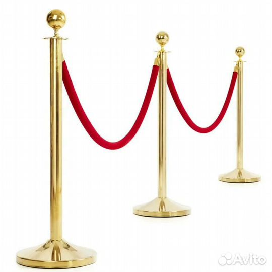 Красная дорожка и ограждения/стойки с канатами