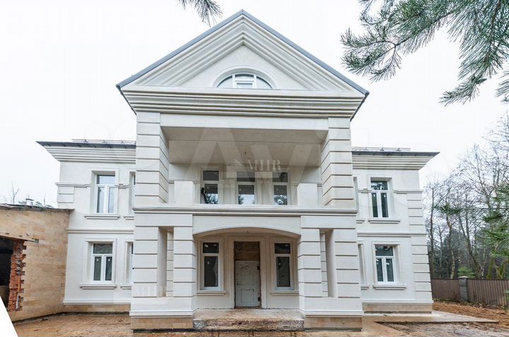 Дом 780 м² на участке 15 сот.