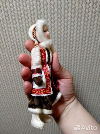 Фарфоровая кукла в национальном костюме
