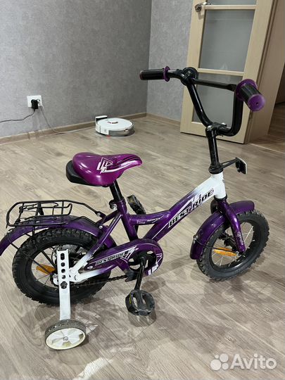 Детский велосипед с дополнительными колесами