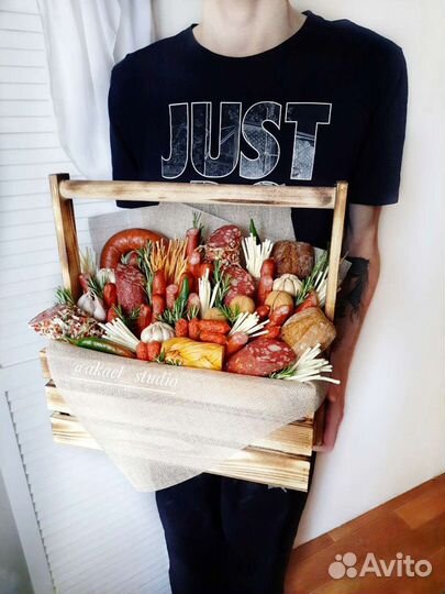 Ящик с колбасой и сыром