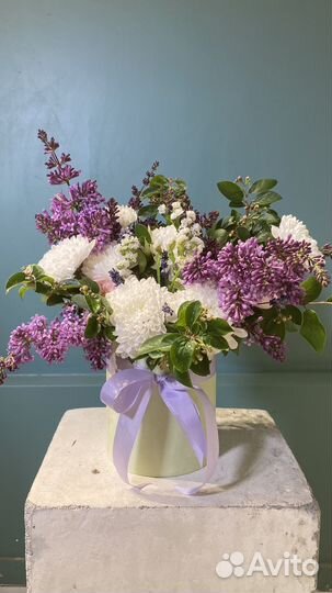 Цветочная композиция с сиренью