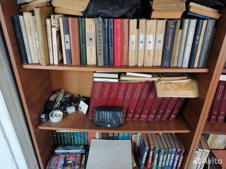 Книги очень много