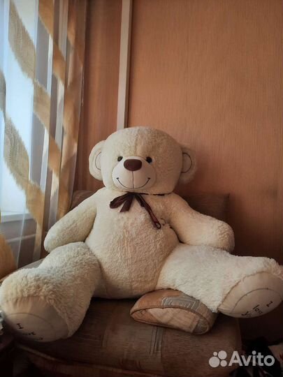 Большой плюшевый медведь