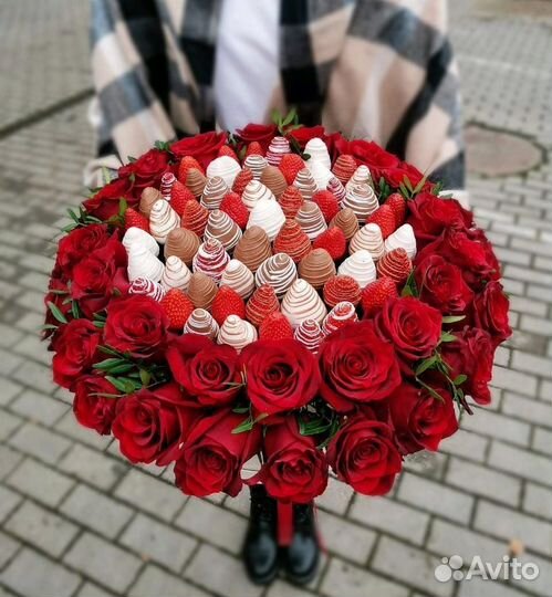 Шкатулка с клубникой в шоколаде и цветами