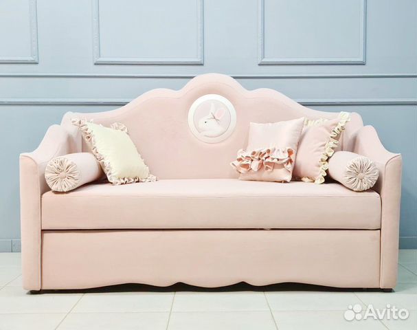 Кровать с медальоном