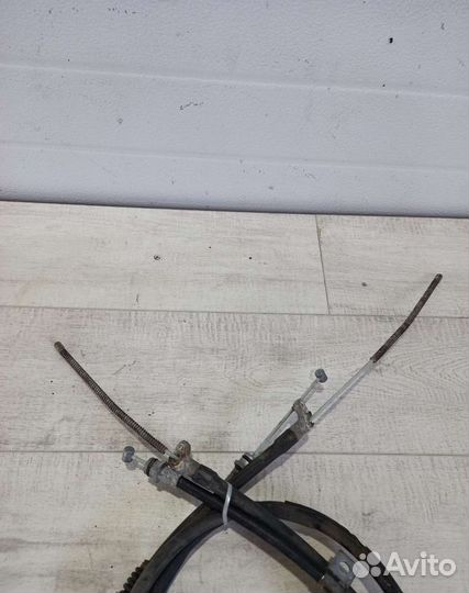 Тросик ручника Mitsubishi Pajero 4