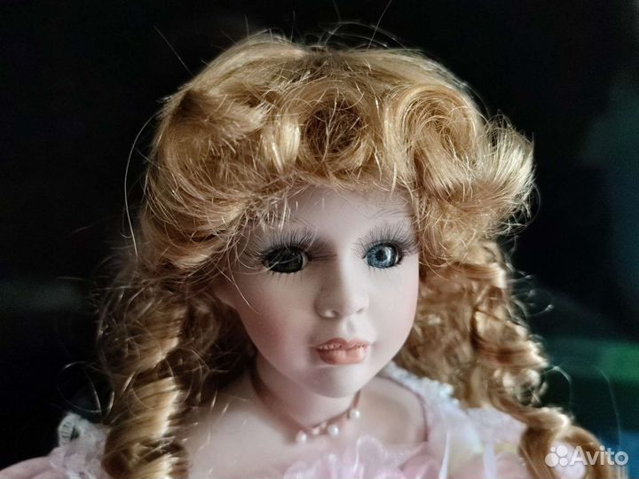 Кукла фарфоровая