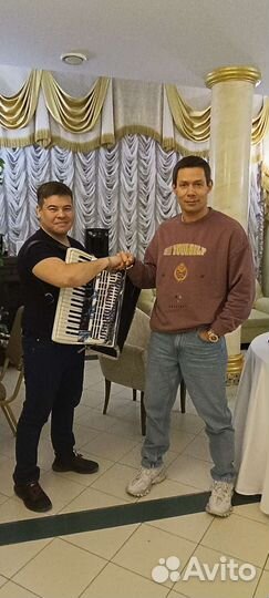 Гитарист-певец