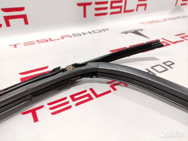 Уплотнитель стекла двери задний правый Tesla