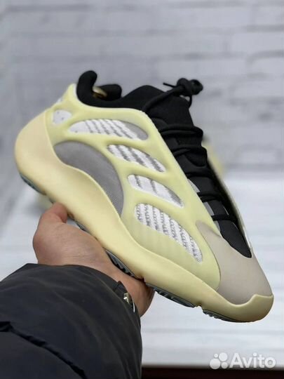 Крассовки мужские Adidas Yeezy 700 V3