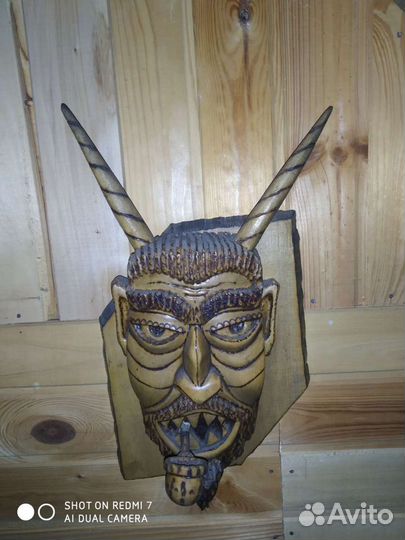 Маски резные деревянные