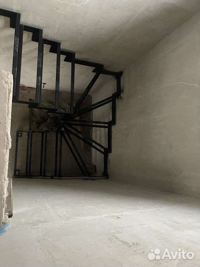 Лестница на металлокаркасе в дом
