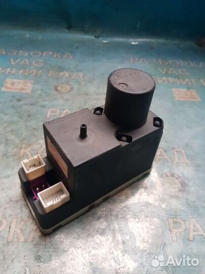 Компрессор центрального замка Audi c4. 4A0862257G