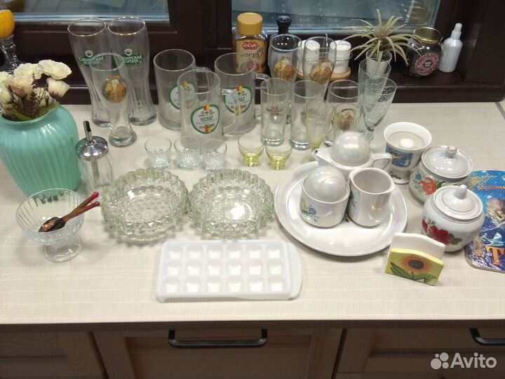 Стаканы, кружки, тарелки, посуда