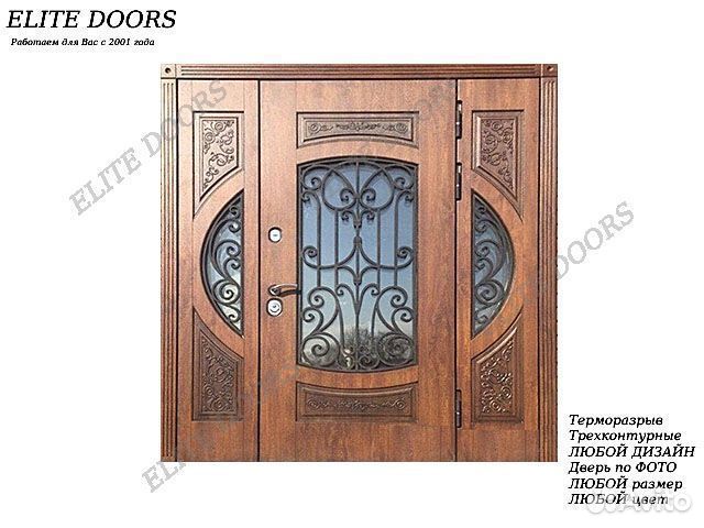 Широкая уличная дверь со стеклом и ковкой