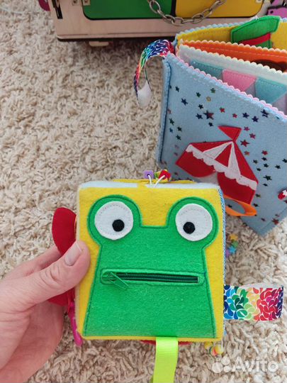 Мягкий бизиборд, кубик и книжка