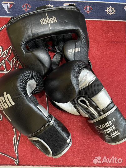 Боксерские перчатки и шлем Clinch
