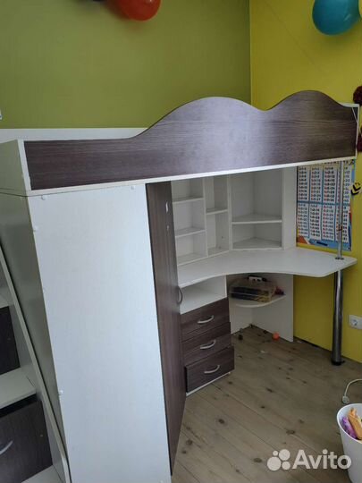 Кровать чердак со столом и шкафом