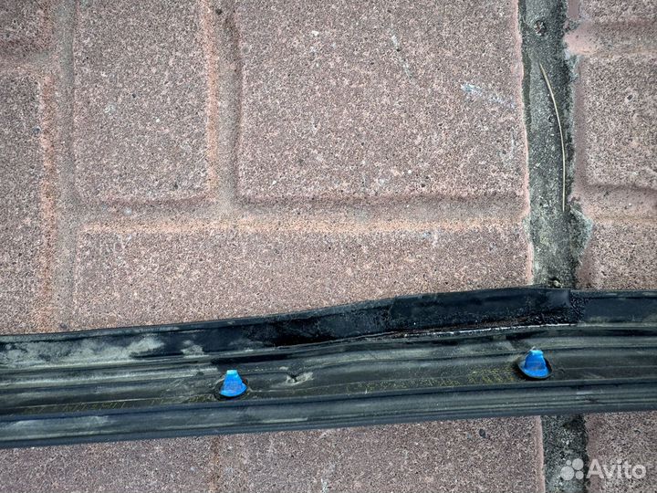 Уплотнитель порога правого резинка Audi Etron