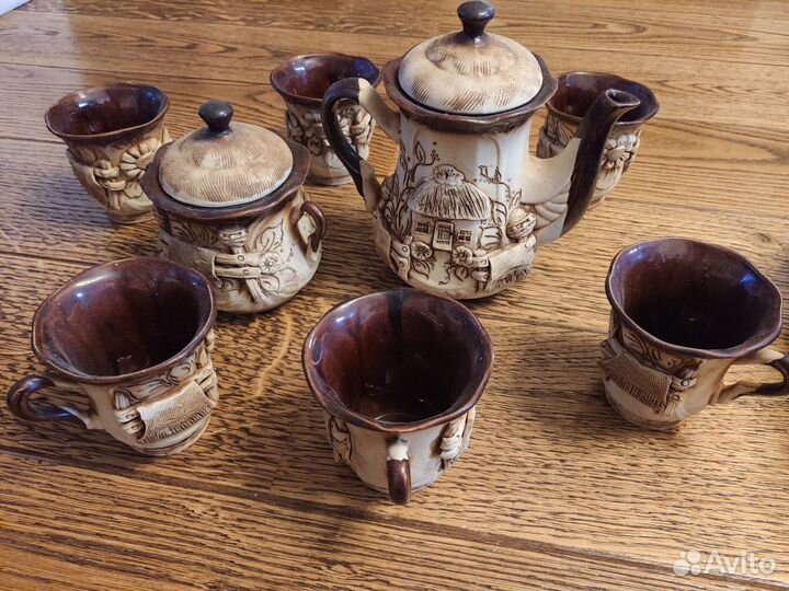 Чайный сервиз с рельефными изображениями