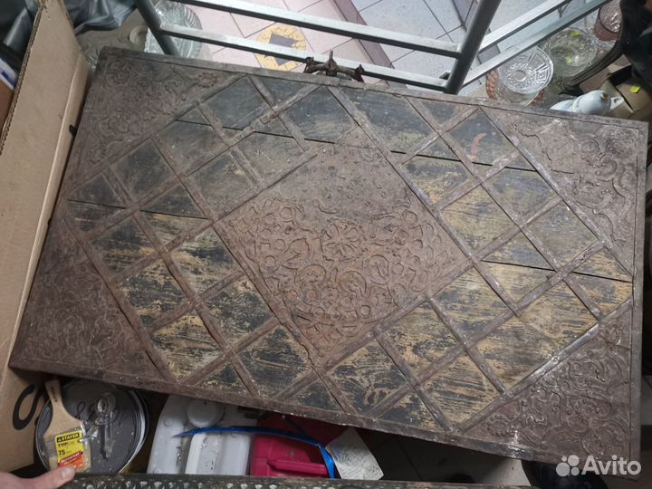 Старинный Сундук с кованным орнаментом