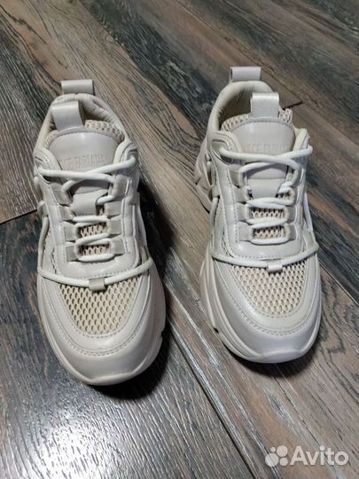 Кроссовки женские