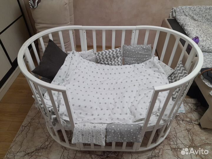 Детская кроватка с маятником