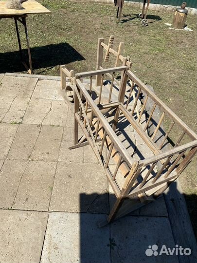 Старинная детская кроватка и предметы старины
